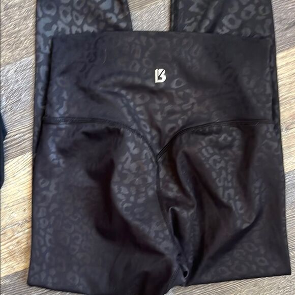 4 piece XS workout bundle! Buffbunny, carbon38, girlfriend collective and Varley - Picture 3 of 16